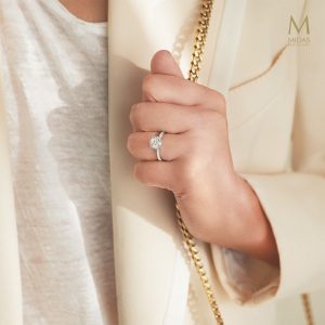 Solitaire diamond engagement ring