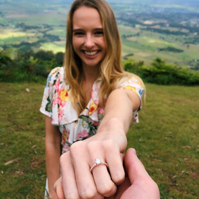 Round cut diamond engagement ring