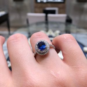 Unique features to include in your engagement ring