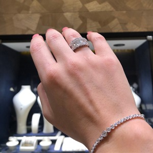 Buy engagement rings in-store vs online