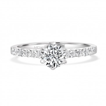 Round Brilliant Solitaire with Dazzling Diamond Shoulders